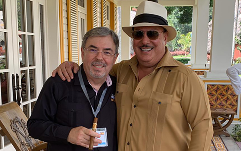 LA CASA DEL TABACO RAMON ZAPATA Y CARLITO FUENTE hor